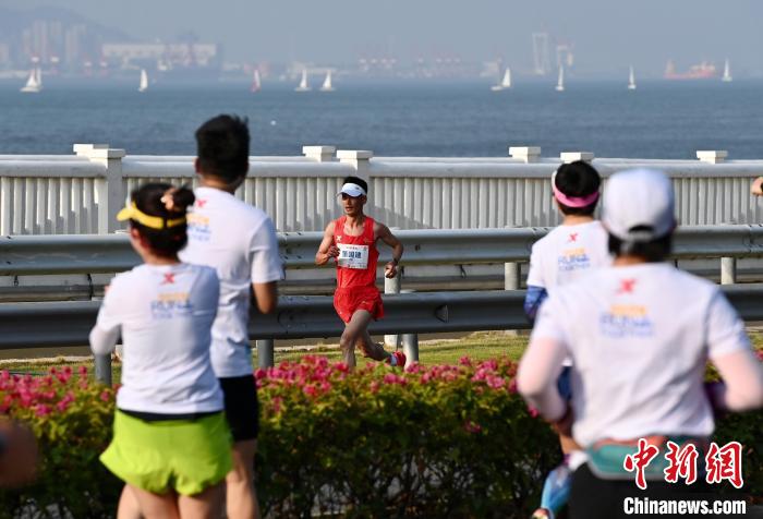 2024厦门马拉松开跑，董国建以2小时10分38秒刷新
