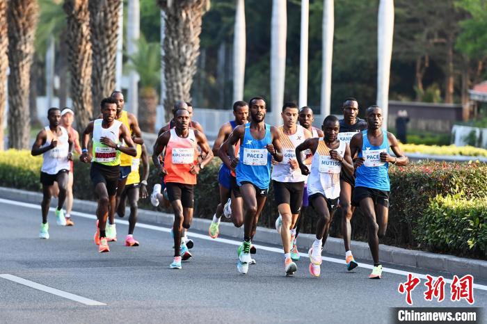 2024厦门马拉松开跑，董国建以2小时10分38秒刷新