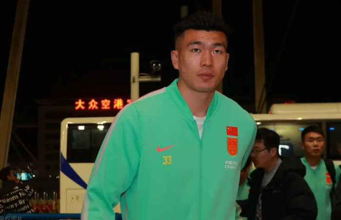 申花门将马镇入选国足引争议 签证与伤病成关键